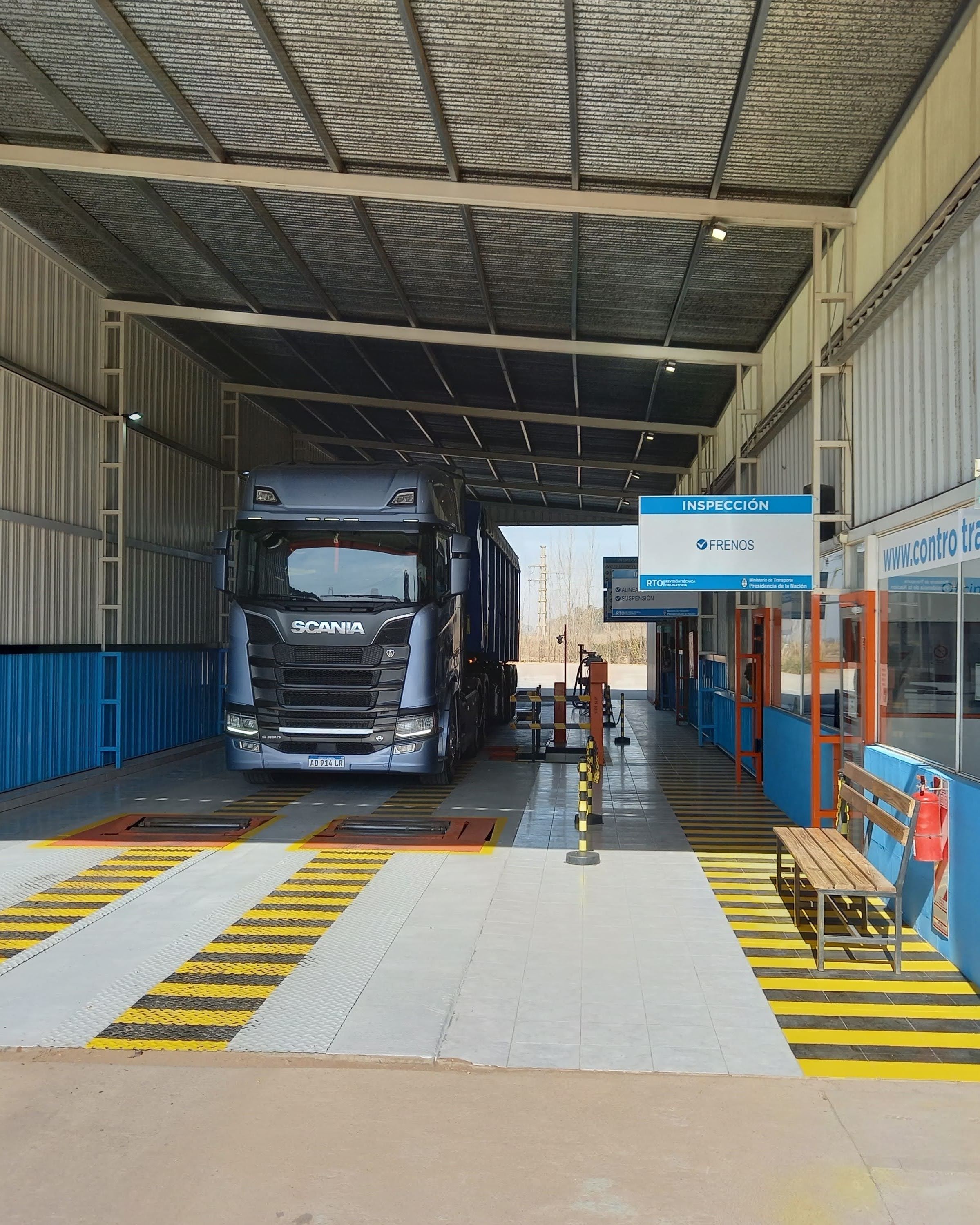 Personal especializado realizando revisión técnica vehicular en Control Trans